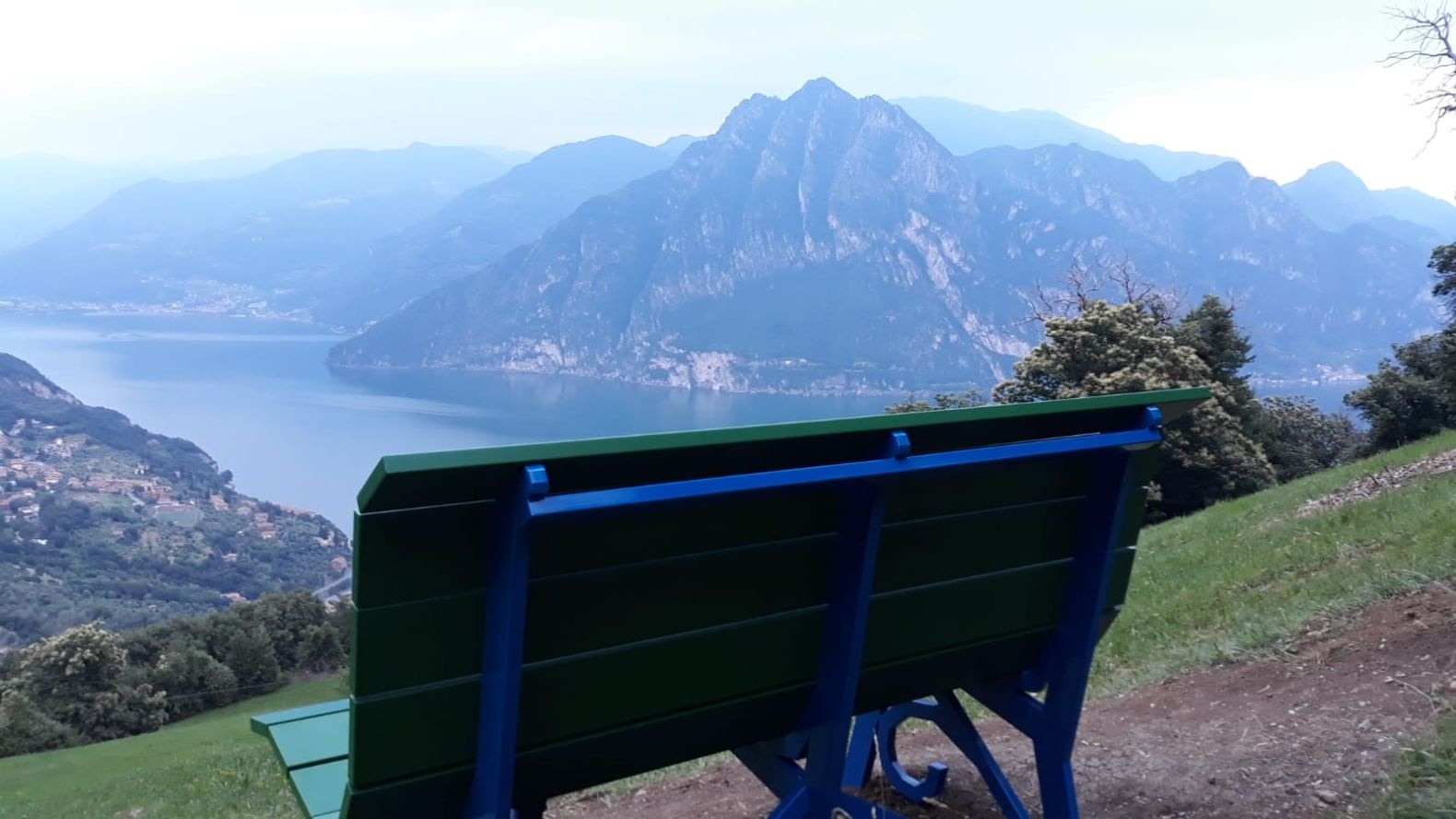 Vista della panchina sul lago